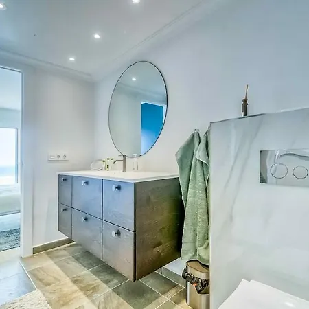 Apartment 122-luxury Beachfront Apartment, Views And Pool *